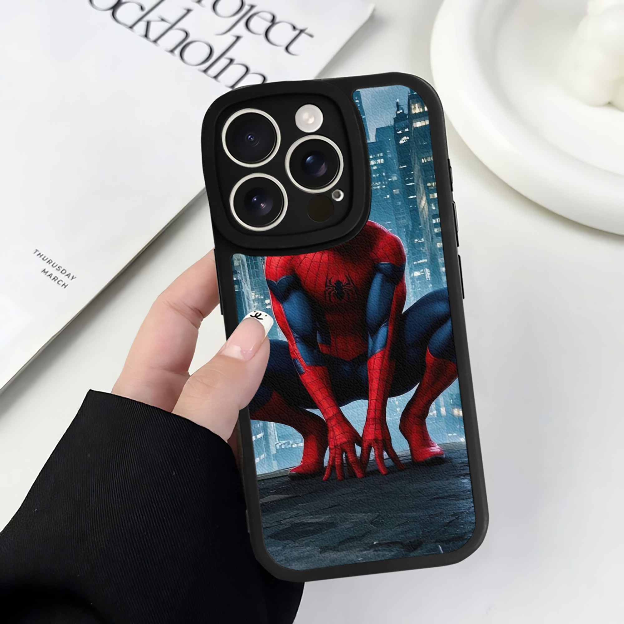 Spider Man スパイダーマン 【iPhone 16シリーズ対応】シリコンスマホケース（レザー調） 材質：シリコン